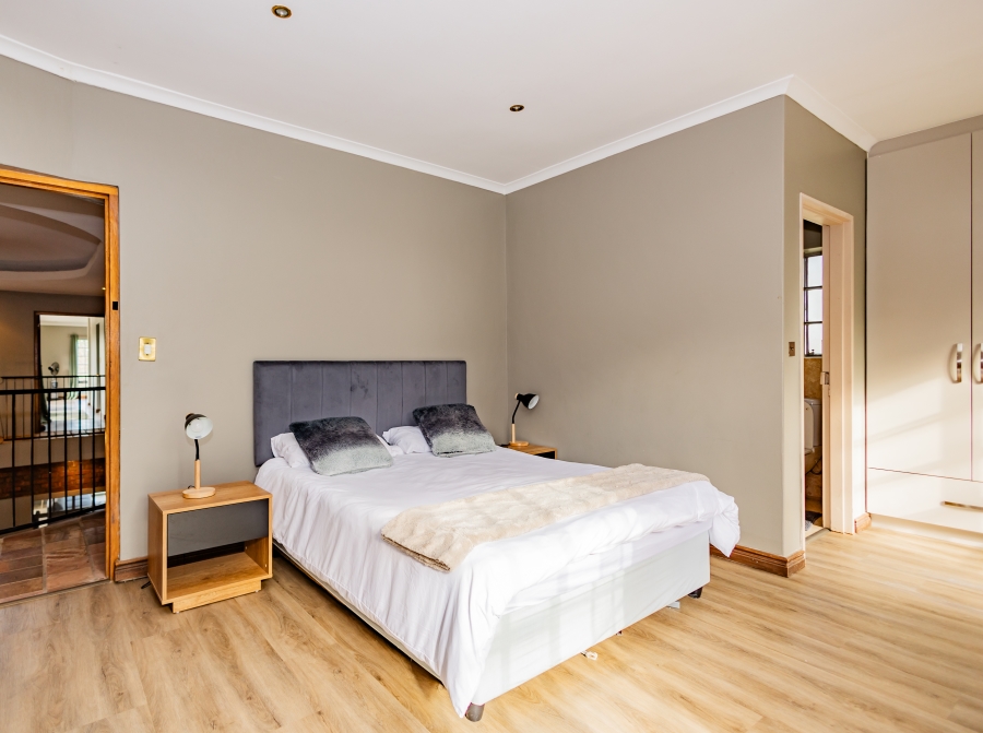 6 Bedroom Property for Sale in Vierlanden Western Cape